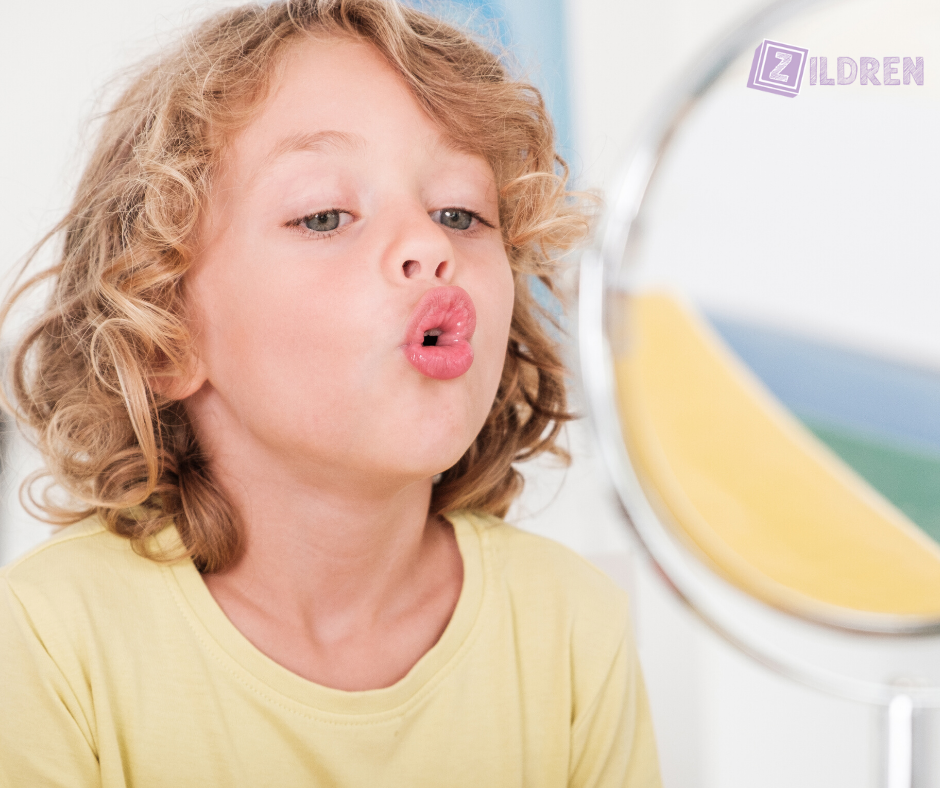 Kuvassa on lapsi, joka harjoittelee peilin edessä äänteitä.