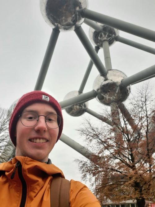 Valo Brysselin Atomium maamerkin edessä.