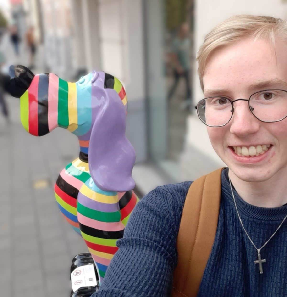 Valo Brysselin kadulla värikäs koirapatsas takanaan